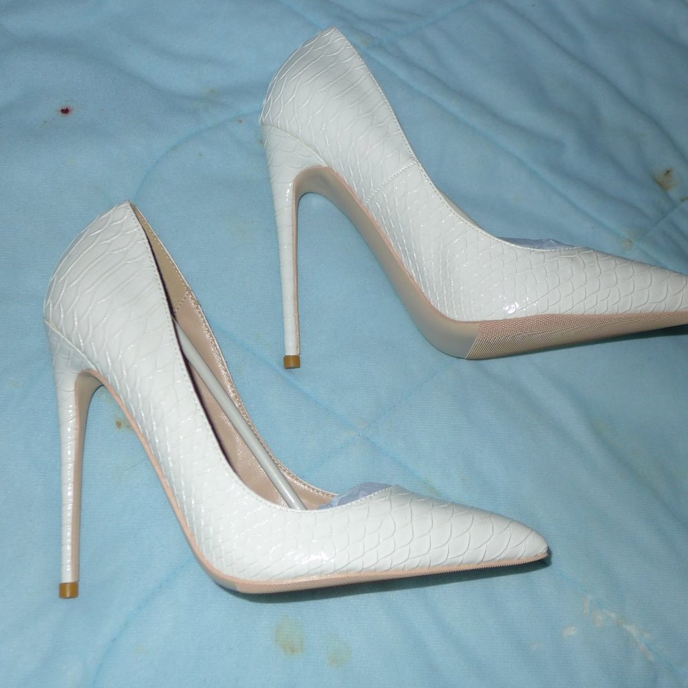 Crocodile Wear creamy beige stiletto heels sz 8 actually 8.5 but they run small